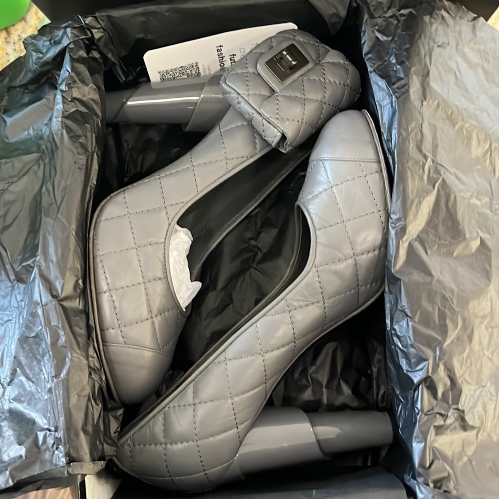 Chanel grey quilted pumps - Picture 3 of 12